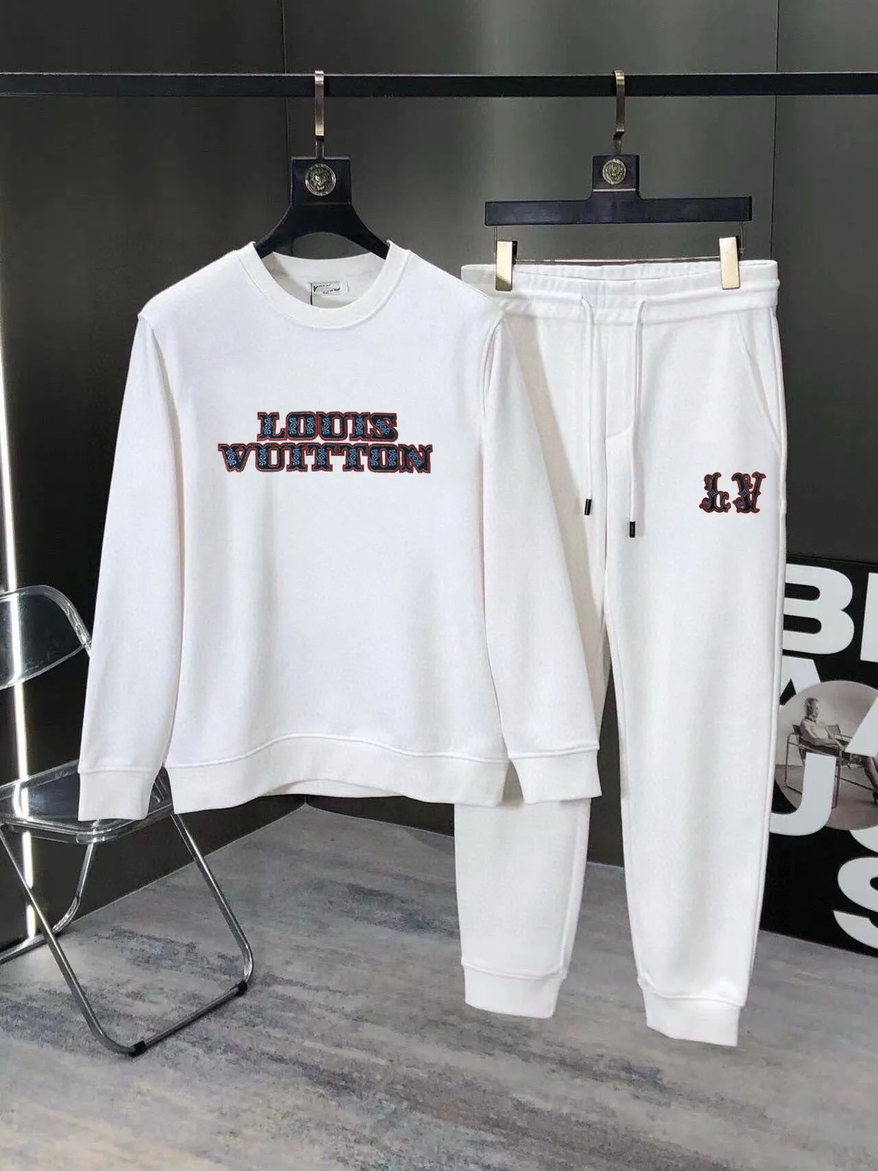 🅿️380 [Lv Louis Vuitton] (Fat Man Gospel) hot-selling suit is coming. Focus on the original version of the official website. 2025 new hot-selling sweatshirt suit. The original order is hard to buy🇭🇰. It is the meticulous work of top designers for a fitting and perfect upper body effect. All-natural high-quality Roman cotton 100%, close-fitting comfort, noble and elegant! Original hardware embodies elegance and nobility! Counter size: M-5XL (maximum wear up to 220 pounds)